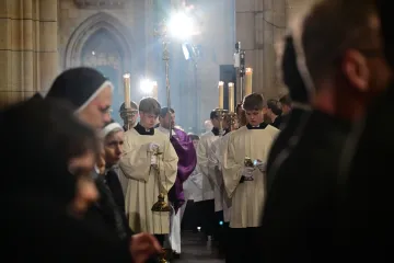Lidé se naposledy loučí s kardinálem Dukou