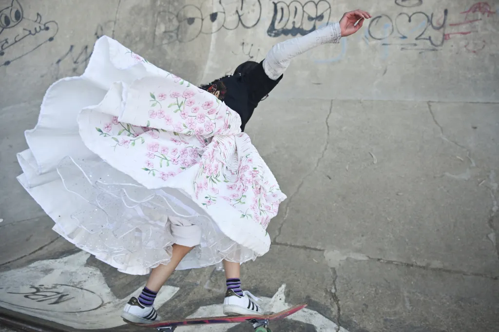 Bolivijské „cholitas“ předvádí své schopnosti na skateboardu