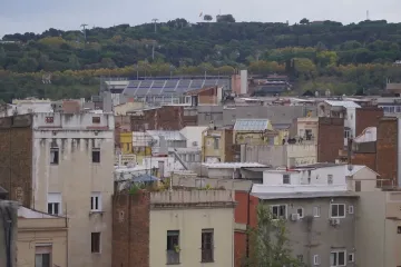 Vědci z barcelonské univerzity by chtěli nabílit střechy. Zpříjemní to letní vedra, slibují