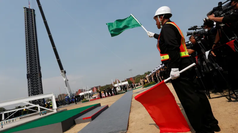 Ceremoniál ke startu obřího krematoria