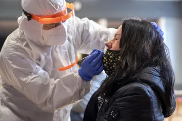 Hoaxy o koronaviru můžou šířit poplašnou zprávu, některé prošetřuje policie. Prokázat vinu je ale podle právníků obtížné