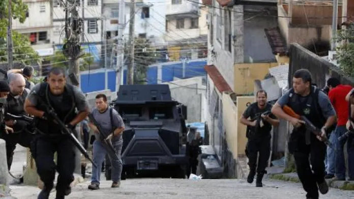 Policie zasahuje proti drogovým gangům v Riu