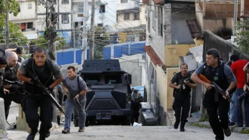 Policie zasahuje proti drogovým gangům v Riu