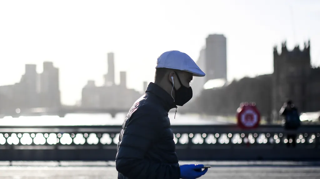 Muž s rouškou na Westminsterském mostě v Londýně