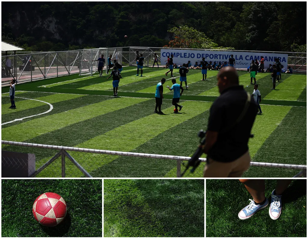 Mládežnický fotbal u příležitosti otevření nového sportovního komplexu ve čtvrti Campanera v salvadorském městě Soyapango
