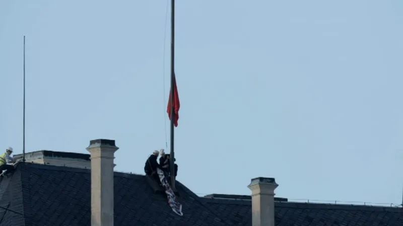 Umělci ze skupiny Ztohoven vyvěšují nad Pražským hradem rudé trenýrky