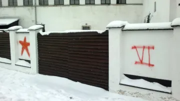 Symboly na plotě domu, kde bydlí Miloš Zeman