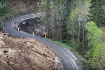 Stavbaři rovnají serpentiny u Bečova nad Teplou