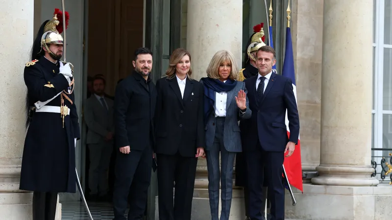 Francouzský prezident Emmanuel Macron a ukrajinský prezident Volodymyr Zelenskyj s manželkami