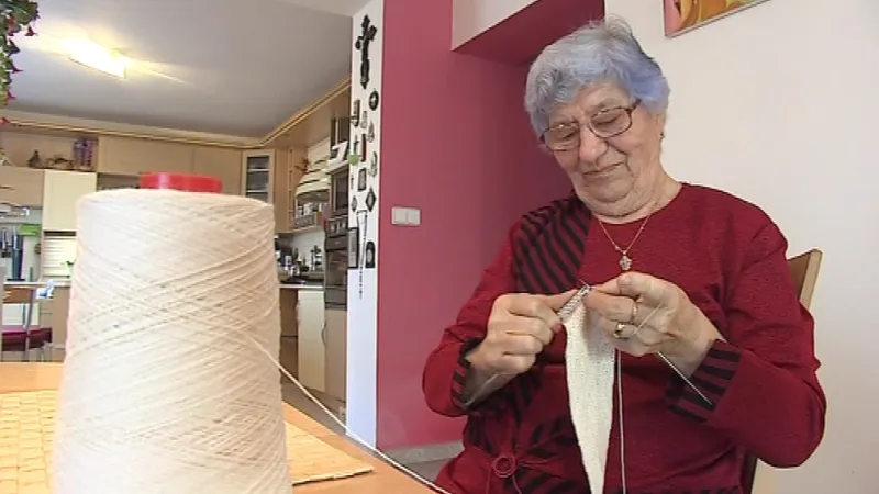 Růžena Fialová plete obvazy už několik let