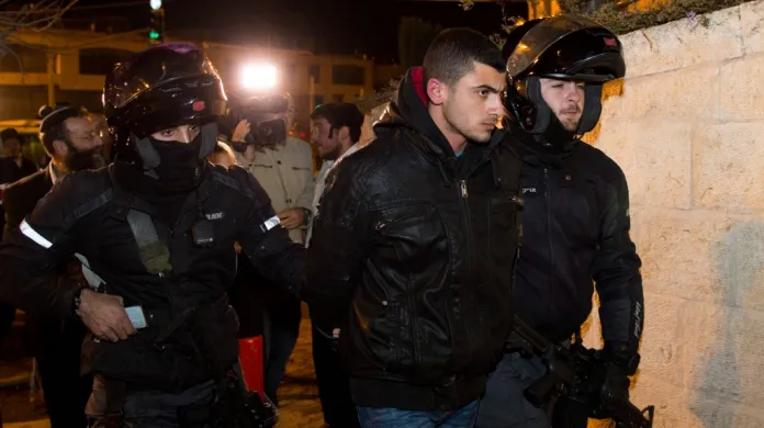 Policie odvádí zadrženého Palestince