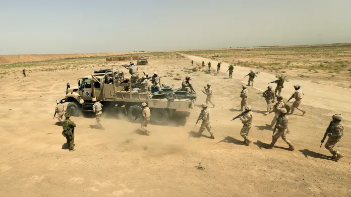 Vojenské cvičení u irácké základny Tádží
