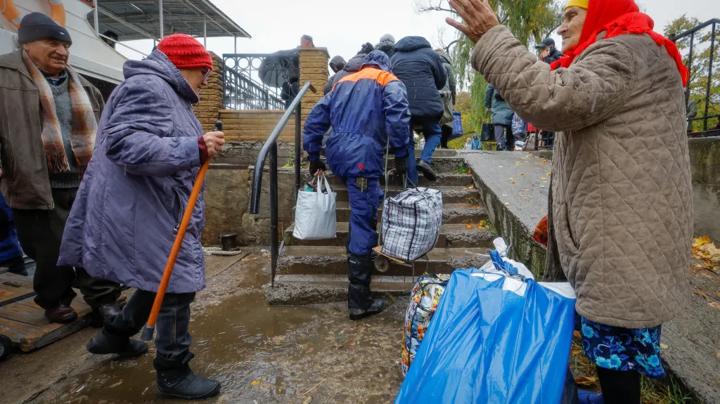 Rusko odváží z Chersonu místní obyvatele