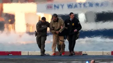 Zajatý venezuelský diktátor Nicolás Maduro na heliportu v New Yorku