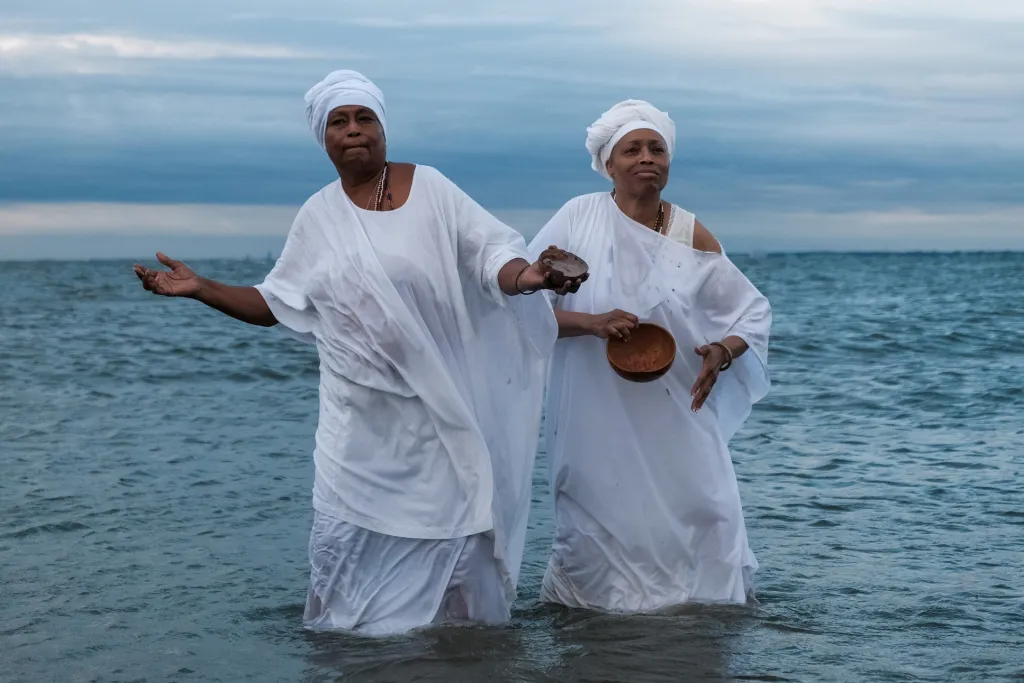 Ženy ze sdružení African Queen Mothers se účastní očistné ceremonie u příležitosti 400 let od připlutí prvních černošských otroků do Ameriky