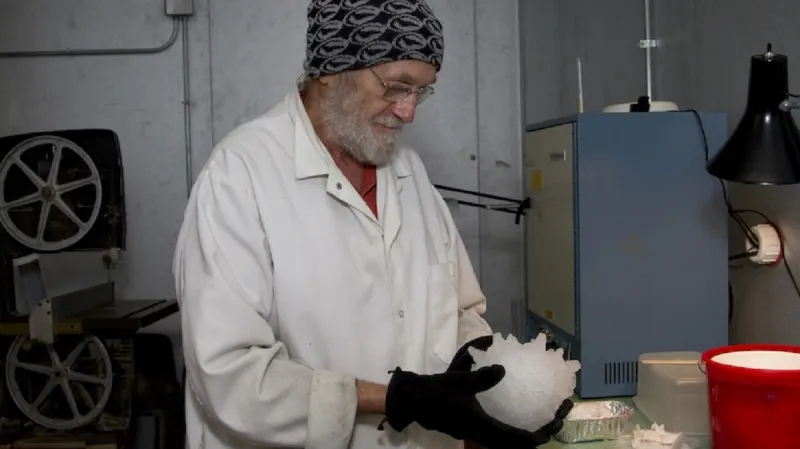 Charles Knight, pracovník agentury NCAR připravuje model oficiálně potvrzené největší kroupy z bouře v Jižní Dakotě