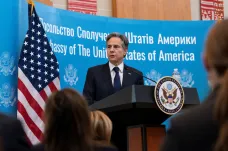 Rodiny diplomatů USA odjedou z Ukrajiny. EU zůstává a hodlá poslat miliardu eur