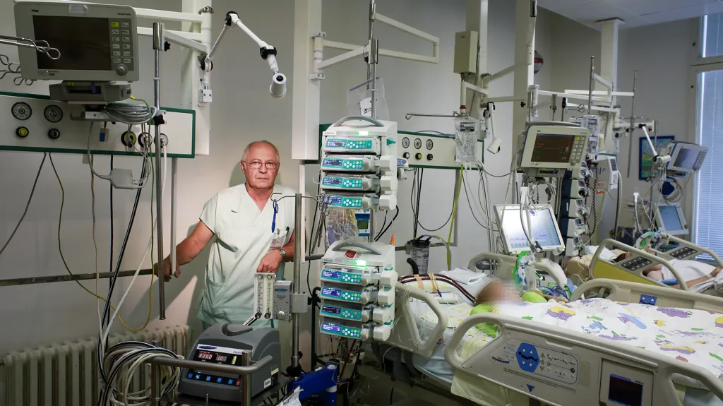 Václav Vobruba, vedoucí lékař na dětské Jednotce intenzivní a resuscitační péče VFN v Praze