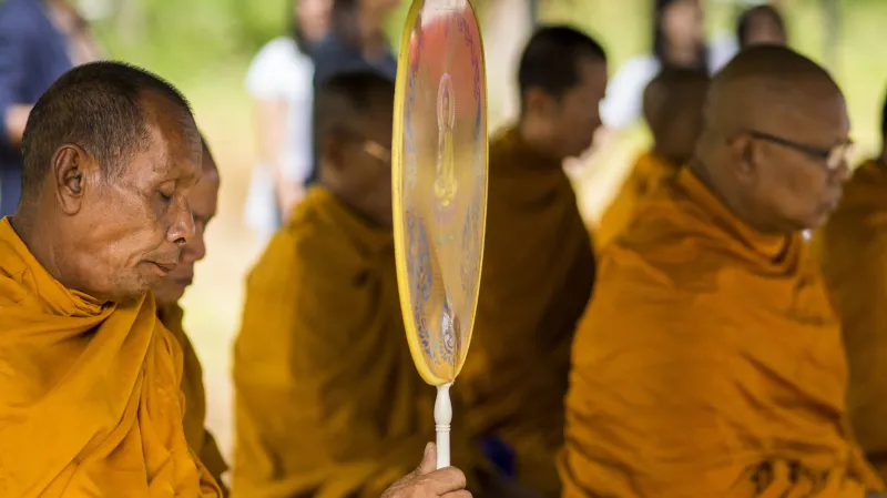 Buddhističtí mniši vedou vzpomínkovou bohoslužbu za oběti tsunami v Thajsku