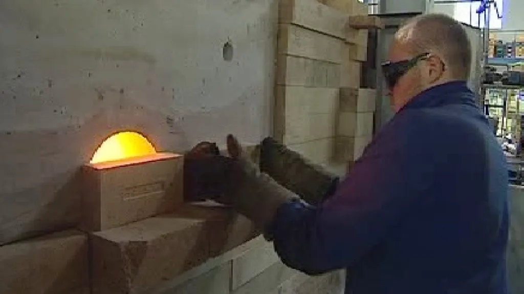 Obsluha sklářské pece