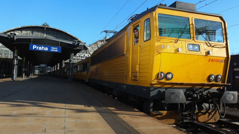 Jenže RegioJet ve svých repasovaných vozech plošinu nemá a za pronájem konkurenci už platit nechce. Za důstojné a bezpečné cestování považují vozíčkáři nízkopodlažní vozy vlaku LeoExpress.