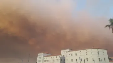 Dým z lesního požáru ve městě Ribaute na jihu Francie