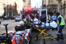Ozbrojený muž útočil v Sydney. Kolemjdoucí ho zneškodnili, pobodaná žena je v nemocnici