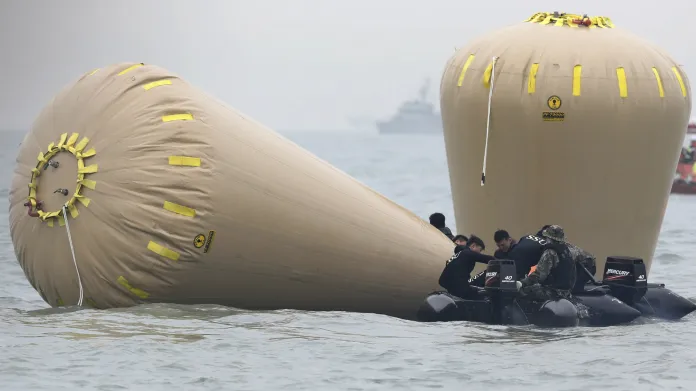 Záchranáři pumpují do potopeného trajektu vzduch
