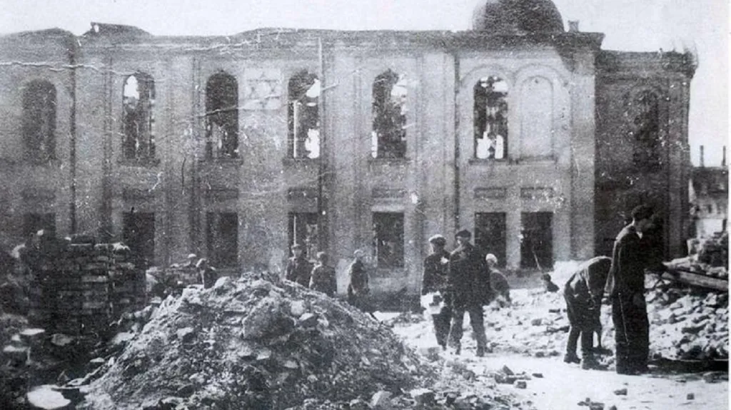 Ruiny vypálené synagogy v Bialystoku v roce 1941