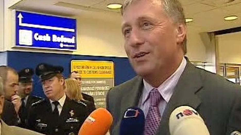 Mirek Topolánek na ruzyňském letišti