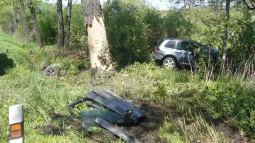 Při nehodě řidič narazil čelně do stromu