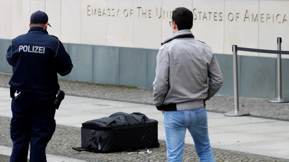 Podezřelý kufr před americkou ambasádou v Berlíně