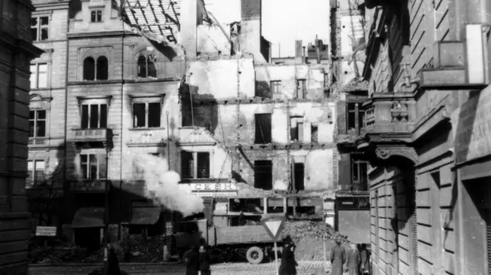 Dům číslo 1254 ve Vinohradské ulici po bombardování v únoru 1945