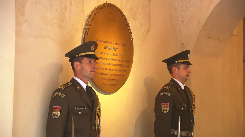 Pamětní deska v nové pasáži Josefa Bílého