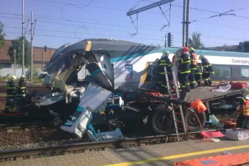 Vyprošťování trvalo 70 minut. Plechy z kamionu „zrušily“ kabinu strojvůdce