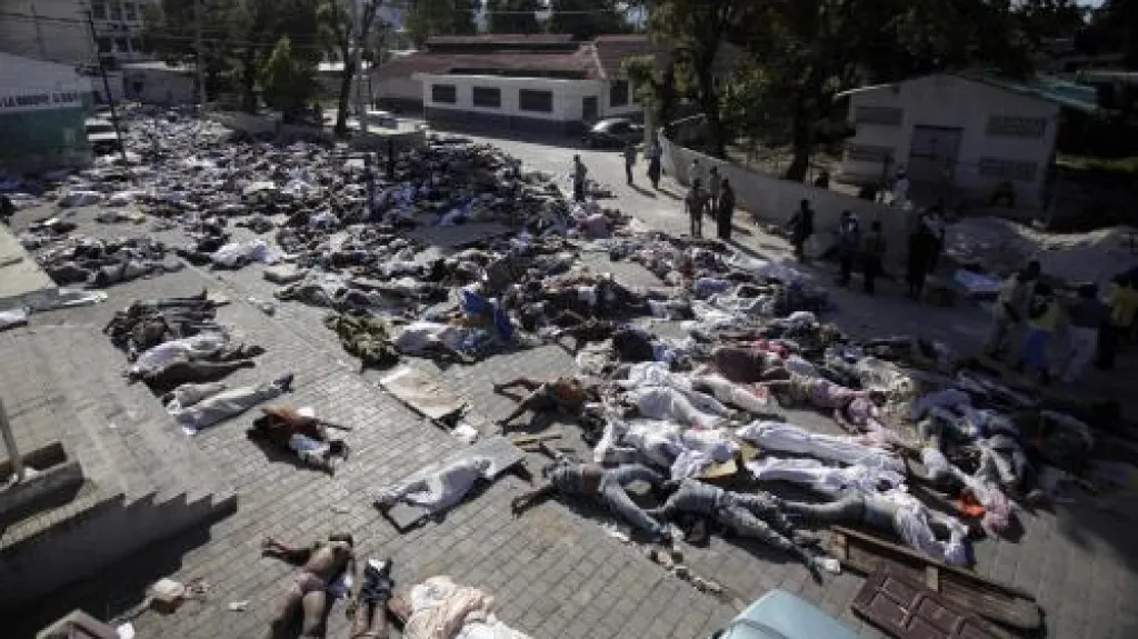 Těla před márnicí v Port-au-Prince