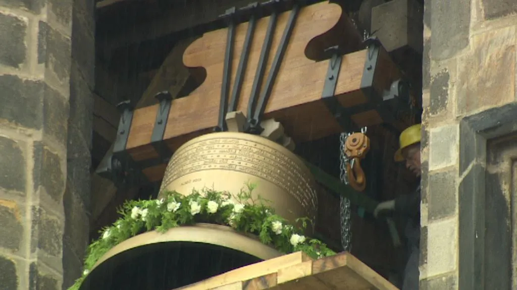 Zvon zvednutý do věže kostela sv. Bartoloměje