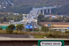 Silničáři opravují Radotínský most v Praze. Dopravní komplikace čekají hlavně o víkendu
