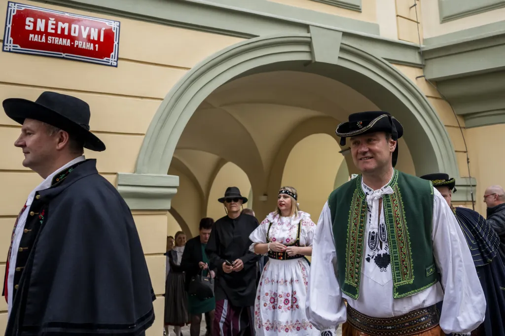 Poslanci v lidových krojích