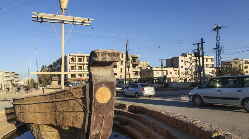 Monument smrti – na této lodi v centru Manbiče členové IS ukřižovávali své vězně. Někdy je zde nechali viset tak dlouho, dokud nezemřeli vysílením.