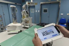 V brněnské nemocnici testují dezinfekčního robota. „Úklid“ operačního sálu zvládne za čtvrt hodiny