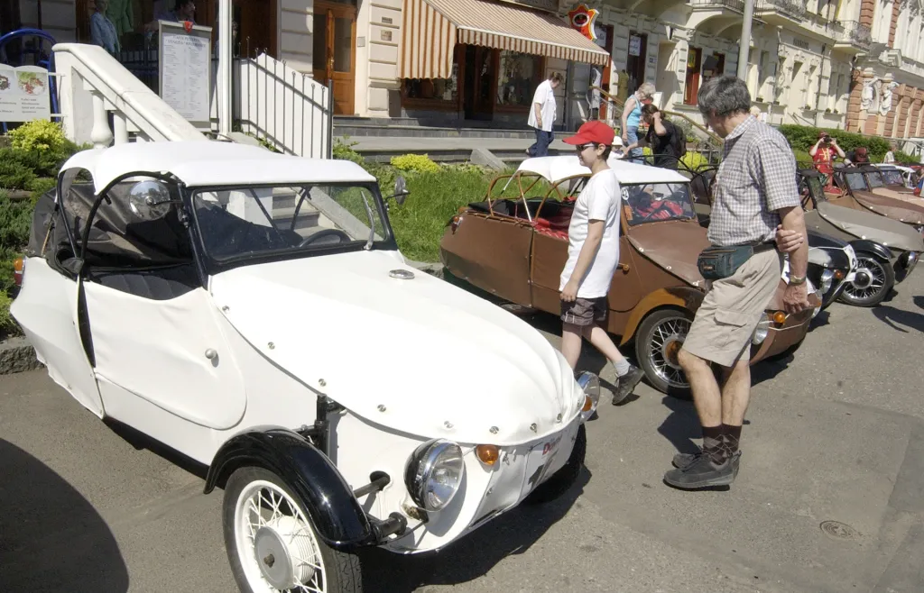 Mojmír Stránský se po odchodu z družstva i nadále věnoval technickým vynálezům a vytvořil například systém pro úpravu řízení běžného automobilu pro invalidy. Zemřel v červnu 2011 ve věku 87 let
