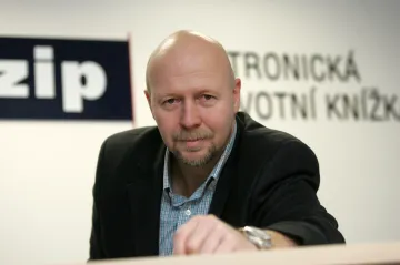 Policie chce dostat k soudu exšéfy VZP a IZIPu. Kvůli půlmiliardové náborové smlouvě