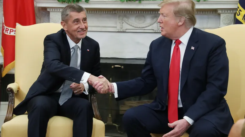 Andrej Babiš a Donald Trump v oválné pracovně