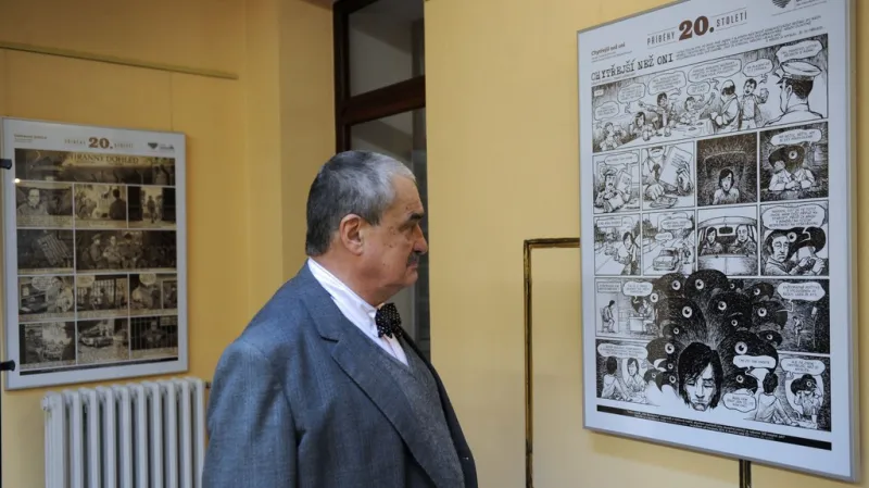 Ministr zahraničí Karel Schwarzenberg při vernisáži výstavy Ještě jsme ve válce - příběhy 20. století