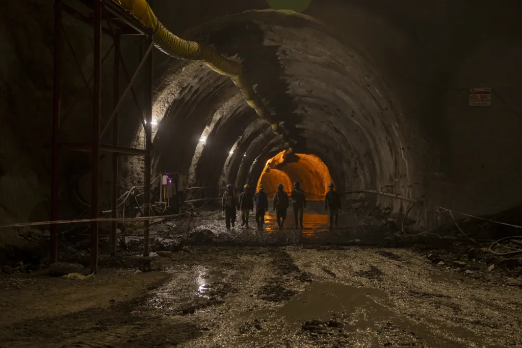 Stavba tunelu Z-Morh v regionu Ladak v indické části Kašmíru zajistí dopravní spojení mezi městy Kargil a  Šrínagar, které je v zimních měsících nedostupné a vytvoří spojnici do sousedního Pákistánu
