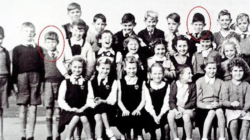 Keith Richards a Michael Jagger při zápisu na základní školu