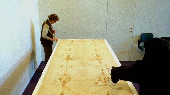Příprava Turínského plátna na vystavení v roce 1998