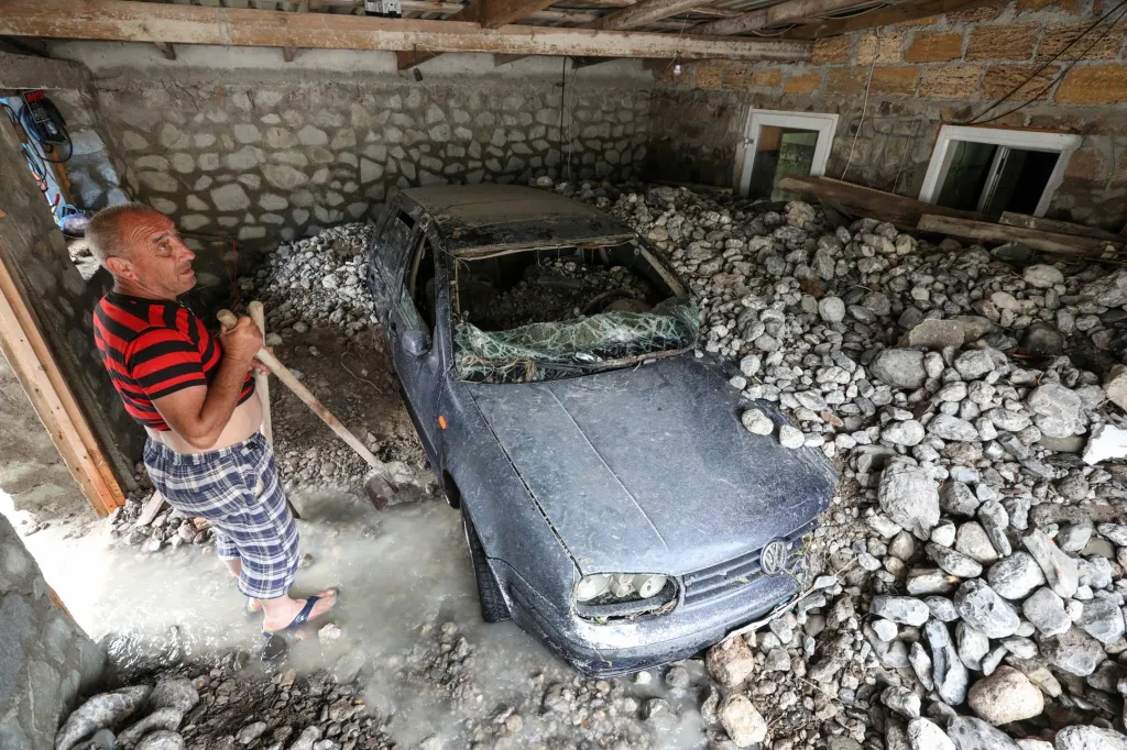 Obyvatele Jalty překvapil velmi silný dešt v jehož důsledku došlo k ničivým záplavám