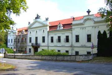 Žádná pohádka. Opravy oddalují návrat Fillových obrazů na Peruc